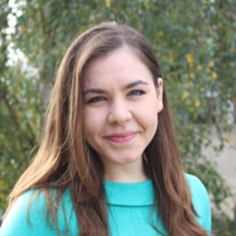 Athina Thoma headshot in an outdoor setting